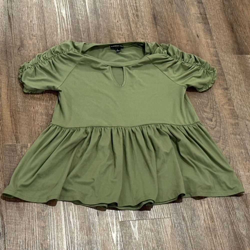 California stitch Women’s olive green Ruffle Short Sleeve Large blouse